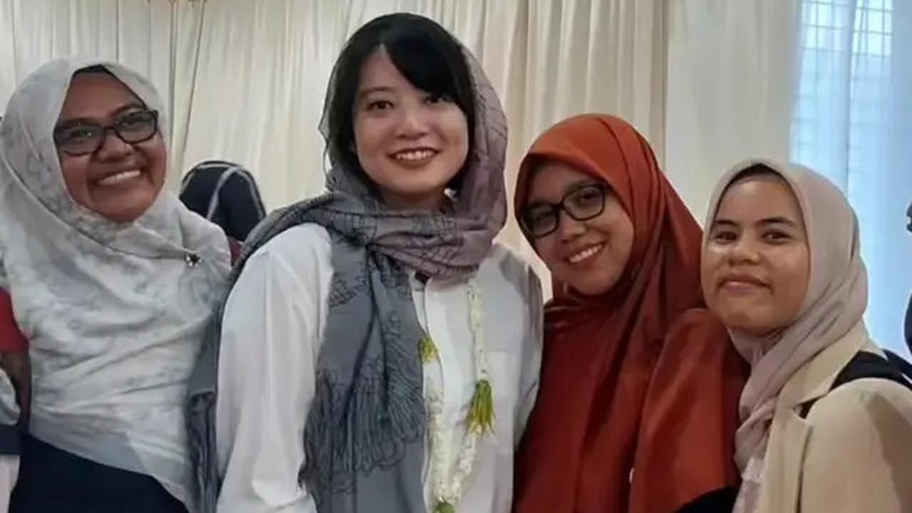 Isi Acara di Kampus Aceh, Ini 7 Potret Leony saat Berkerudung Ditemani Pacar Bule