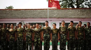 Sejumlah siswa Tiongkok bersiap mengikuti latihan kemiliteran untuk melepaskan diri dari kecanduan terhadap dunia maya, foto diambil 11/6/2014. (REUTERS/Kim Kyung-Hoon)