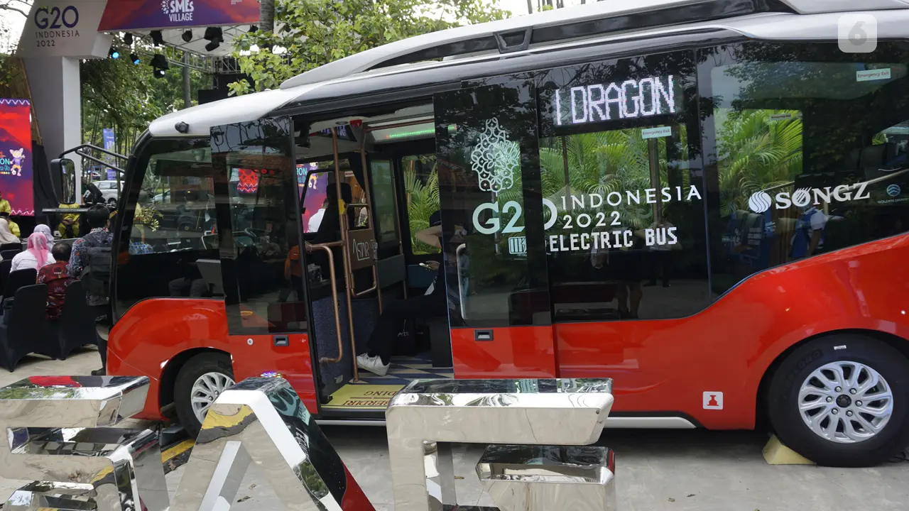 Sedikitnya 30 mobil listrik beroperasi dan dimulai dari sejumlah titik (Liputan6.com/Teddy Tri Setio Berty)