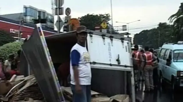 Angkot Sembarangan Bikin Truk Pengangkut Kertas Terbalik