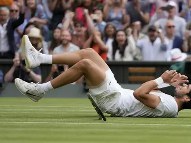 Petenis Spanyol berusia 20 tahun, Carlos Alcaraz berhasil menjuarai nomor tunggal putra turnamen tenis Grand Slam Wimbledon 2023 setelah menumbangkan juara bertahan dan peraih 7 gelar Wimbledon, Novak Djokovic dengan skor 3-2 (1-6, 7-6 (6), 6-1, 3-6 dan 6-4) dalam laga final yang digelar di center court All England Lawn and Tennis Club, London, Minggu (16/7/2023) malam WIB. Gelar yang diraih Carlos Alcaraz sekaligus memutus dominasi juara empat petenis yang merajai Wimbledon sejak 2003 alias 20 tahun terakhir, yaitu Roger Federer (8 gelar), Novak Djokovic (7 gelar), Rafael Nadal dan Andy Murray masing-masing dua gelar. (AP Photo/Kirsty Wigglesworth)