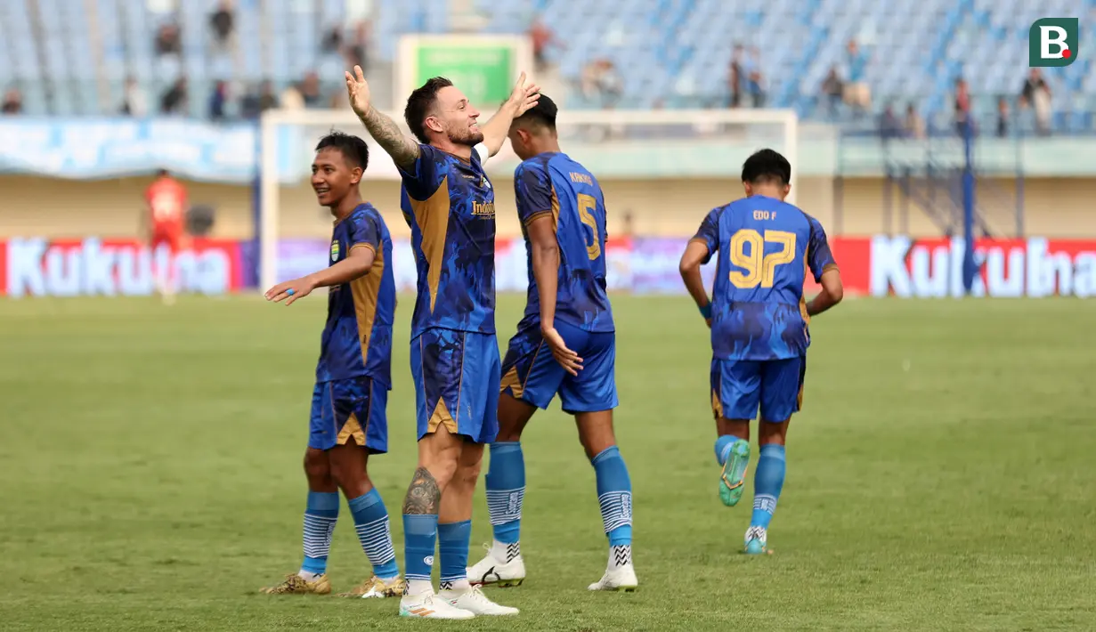 <p>Pemain Persib Bandung, Marc Klok bersama rekannya melakukan selebrasi gol bunuh diri pemain PSM Makassar, Nermin Haljeta pada laga pembuka&nbsp;Piala Presiden 2024 di Stadion Si Jalak Harupat, Bandung, Jumat (19/07/2024). (Bola.com/Abdul Aziz)</p>
