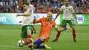 Pemain Belanda, Arjen Robben (tengah) mencetak gol saat melawan Bulgaria pada laga grup A kualifikasi Piala Dunia 2018 di Amsterdam, (3/9/2017). Belanda menang 3-1. (AFP/John Thys)