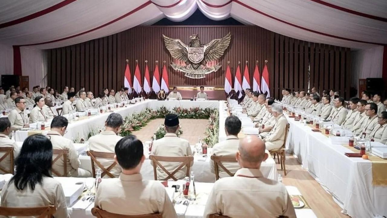 Panglima TNI Tampil Beda Tanpa Seragam Loreng
