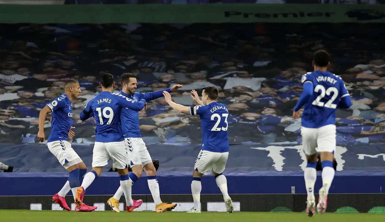 Gelandang Everton, Gylfi Sigurdsson (kiri) berselebrasi dengan rekannya usai mencetak gol ke gawang Tottenham Hotspur pada pertandingan lanjutan Liga Inggris di Goodison Park di Liverpool, Inggris, Sabtu (17/4/2021). Sigurdsson mencetak dua gol di pertandingan ini. (Clive Brunskill/Pool via AP)