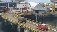 Aktivitas bongkar muat di Pelabuhan ASDP Ketapang (Istimewa)