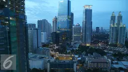 Pemandangan gedung pencakar langit terlihat dari kawasan Sudirman, Jakarta, Sabtu (14/1). Serta proyeksi lembaga-lembaga perekonomian dunia terhadap pertumbuhan ekonomi Indonesia. (Liputan6.com/Immanuel Antonius)