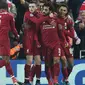 Para pemain Liverpool merayakan gol yang dicetak Mohamed Salah ke gawang Napoli pada laga Liga Champions di Stadion Anfield, Liverpool, Selasa (11/12). Liverpool menang 1-0 atas Napoli. (AFP/Paul Ellis)