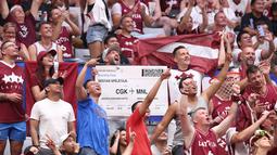 Seorang suporter Latvia memegang cetakan besar tiket pesawat rute Bandara Soekarno Hatta menuju Manila saat laga Grup L Piala Dunia FIBA 2023 antara Latvia melawan Brasil di Indonesia Arena, Senayan, Jakarta, Minggu (03/09/2023). Latvia menang dengan skor 104-84. (Bola.com/Bagaskara Lazuardi)