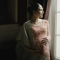 Berbalut kebaya full payet, pilihan warna cerah jadikan penampilan Jessica Milla terlihat begitu fresh. [Foto: Instagram/ Jessica Milla]
