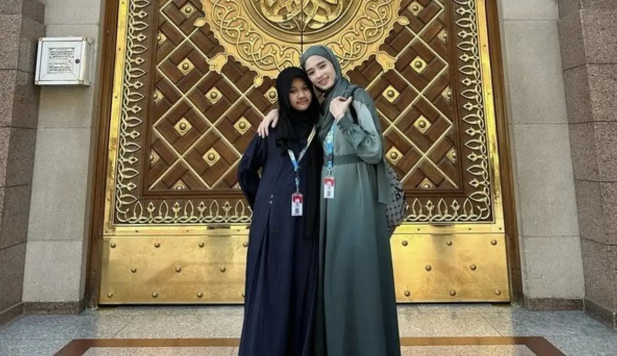 Tampilannya begitu kontras dengan sang anak, Starla yang kenakan warna hitam.