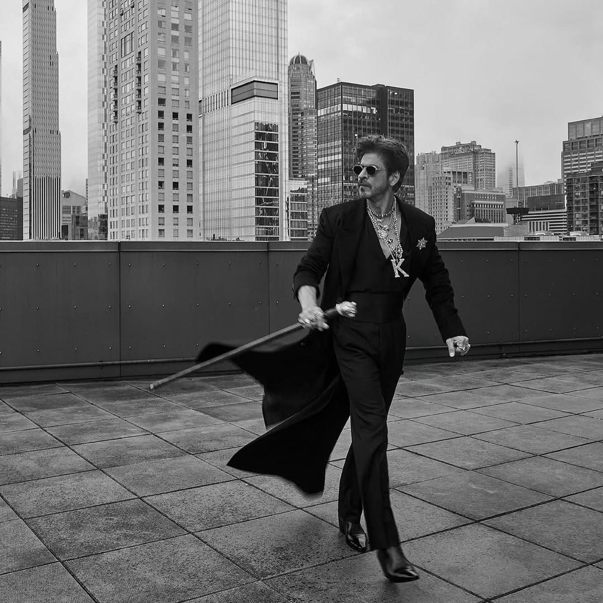 Potret Penampilan Shah Rukh Khan di Met Gala 2025 (©instagram: sabyasachiofficial)
