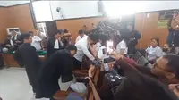 Tangis Shane Lukas dan keluarga pun pecah setelah ketua majelis hakim menutup sidang. (Merdeka.com/Rahmat Baihaqi)