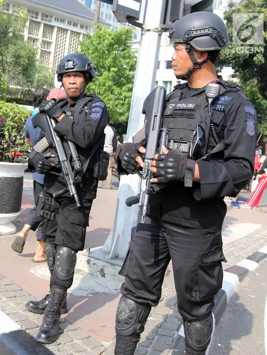 Aparat kepolisian bersenjata lengkap mengamankan Parade Asian Games 2018 di Jalan Thamrin, Jakarta, Minggu (13/5). Sejumlah pejabat negara hadir seperti Wakil Presiden RI Jusuf Kalla dan Gubernur DKI Jakarta Anies Baswedan.  (Liputan6.com/Arya Manggala)