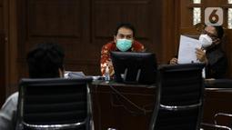 Mantan Wakil Ketua DPR Azis Syamsuddin (tengah) saat mengikuti sidang lanjutan dugaan suap penanganan perkara korupsi di Lampung Tengah, Pengadilan Tipikor Jakarta, Senin (13/12/2021). Sidang bergaendakan pemeriksaan keterangan saksi-saksi. (Liputan6.com/Helmi Fithriansyah)