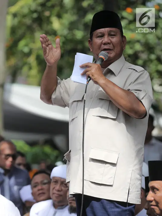 Capres 02 Prabowo Subianto memberi sambutan saat menghadiri syukuran kemenangan di kediaman Prabowo, di Kertanegara, Jakarta, Jumat (19/4). Dalam acara syukuran klaim kemenangan Pilpres 2019 tersebut, Prabowo tidak didampingi Sandiaga Uno. (Liputan6.com/Faizal Fanani)