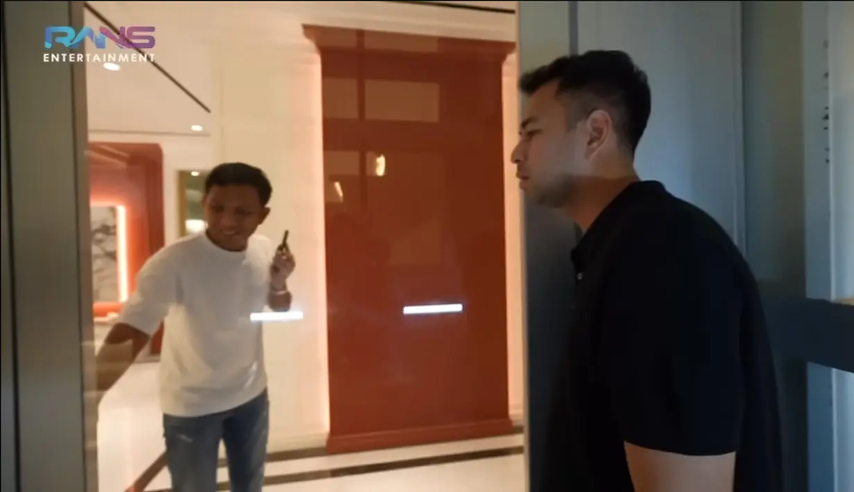 Salah satu karyawan Raffi yang juga terjebak di dalam lift meminta bantuan kepada karyawan lain. Untuk membukakan pintu lift dari luar. Raffi dan timnya akhirnya bisa keluar dari lift. [Youtube/Rans Entertainment]