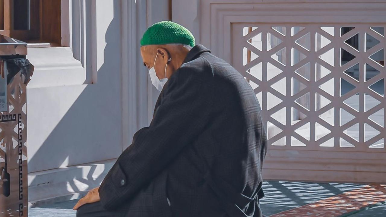 Artinya: "Ya Allah, aku mohon rahmat-Mu dan sarana pengampunan-Mu, keselamatan dari setiap dosa.<br><br>Manfaat dari setiap perbuatan baik, kesuksesan dalam mencapai surga-Mu, dan pembebasan dari api neraka."