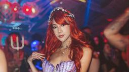 Anya Geraldine cosplay menjadi Ariel, karakter mermaid Disney. Tampak Anya tampil dengan rambut merah persis seperti sosok mermaid Ariel. (Instagram/anyageraldine)