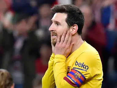 Reaksi striker Barcelona, Lionel Messi usai melewatkan peluang mencetak gol ke gawang Athletic Bilbao pada babak perempat final Copa del Rey di San Mames, Kamis (6/2/2019). Barcelona kandas di babak perempat final Copa del Rey setelah takluk 0-1 di kandang Athletic Bilbao . (AP/Alvaro Barrientos)