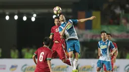 Duel Pemain Timnas Indonesia U-19, Syahrian Abimanyu (kiri) dan pemain Espanyol B pada laga persahabatan di Stadion GBLA, Bandung, (15/7/2017). Timnas U-19 kalah 2-4. (Bola.com/Nicklas Hanoatubun)