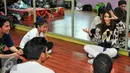 Indah Dewi Pertiwi saat berbagi tips kepada 3 grup Dance peserta Torabika Cappuccino Cool Expression, Jakarta, Senin (2/6/2016). Toracino Cool Expresion gelar coaching dance untuk 3 finalis. (Liputan6.com/Yoppy Renato)
