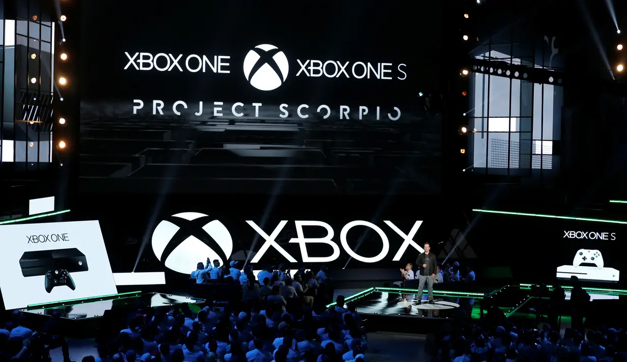  Kepala Microsoft Xbox Phil Spencer saat berbicara dalam Xbox E3 2016, Los Angeles , California , AS , 13 Juni 2016. Sony dan Microsoft sama - sama memperkenalkan jagoan baru mereka untuk para pecinta game dunia.  (REUTERS/Lucy Nicholson)