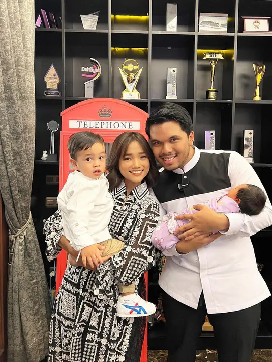 Gaya monokrom hitam-putih juga terlihat tak membosankan pada padu-padan gaya pilihan Thariq-Fuji (Foto: Instagram @thariqhalilintar)