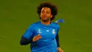 Bek Real Madrid Marcelo saat melakukan pemanasan saat sesi latihan di Stadion Olimpiade di Roma, Italia (16/2). Real Madrid akan bertanding melawan AS Roma di leg pertama 16 besar Liga Champions. (REUTERS/Tony Gentile)