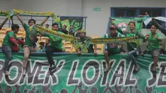 Bonek membentangkan syal saat mendukung Persebaya melawan PSIS Semarang dalam laga perdana babak 8 besar Grup Y Liga 2 Indonesia di Stadion GBLA, Bandung, (15/11/2017). Persebaya menang atas PSIS Semang 1-0. (Bola.com/Ronald Seger)