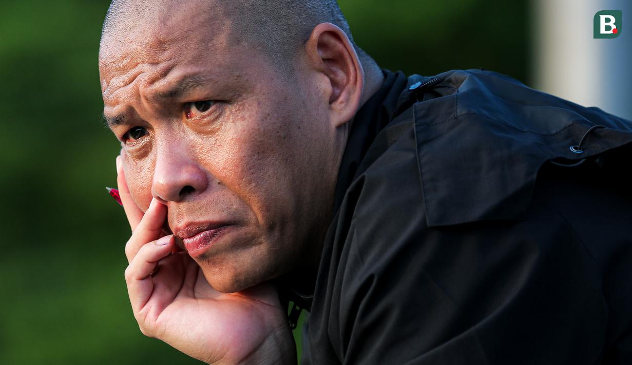 Pelatih Timnas Indonesia U-16, Nova Arianto memantau latihan perdana Timnas Indonesia U-16 yang berlangsung di Lapangan B, Kompleks Stadion Utama Gelora Bung Karno (SUGBK), Senayan, Jakarta, Senin (19/02/2024). (Bola.com/Bagaskara Lazuardi)