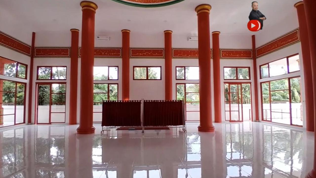 Bagian Dalam Masjid Luas