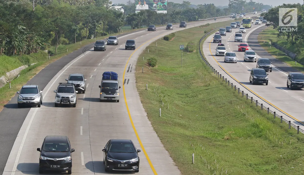 Kendaraan melintas di ruas tol yg diberlakukan satu arah atau one way di Tol Cipali, Cirebon, Jawa Barat, Sabtu (1/6/2019). Gelombang arus mudik di Tol Trans Jawa sudah mulai terjadi sejak kemarin. (Liputan6.com/Herman Zakharia)