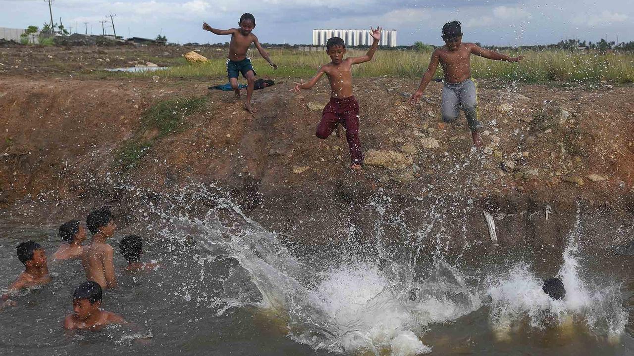 FOTO: Keceriaan Anak-Anak Bermain Pada Saluran Air di Tanjung Pasir