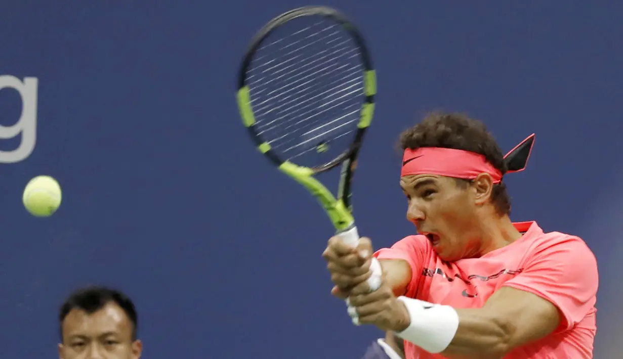 Petenis Spanyol, Rafael Nadal, mengembalikan bola saat bertanding melawan petenis Rusia, Andrey Rublev, pada laga turnamen AS Terbuka di New York, Rabu (6/9/2017). Nadal menang 3 set langsung 6-1, 6-1 dan 6-2 atas Andrey Rublev. (AP/Adam Hunger)