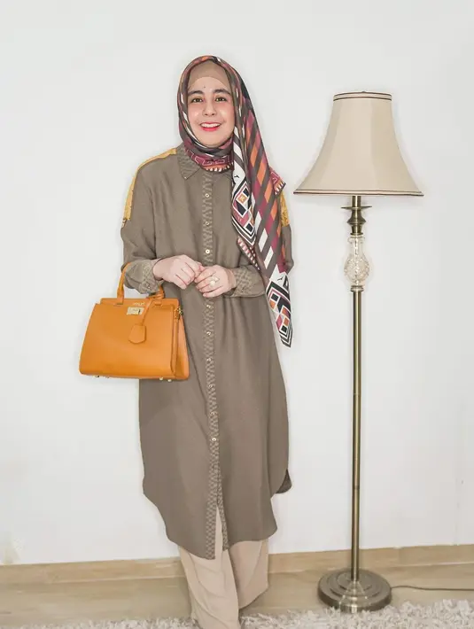 Biasanya, Risty Tagor begitu konsisten menggunakan gamis dan hijab bergaya syar'i yang menutup area dada bahkan hingga perut. (FOTO: instagram.com/ristytagor/)