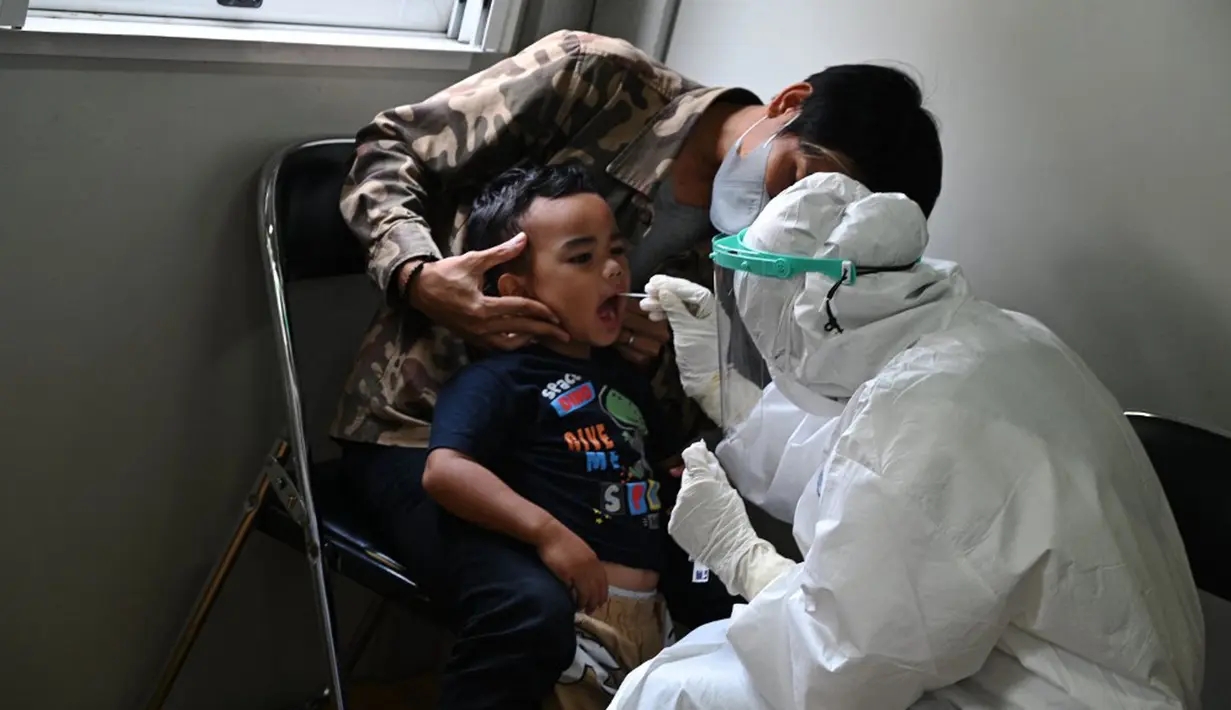 Seorang anak menjalani tes virus corona COVID-19 di Banda Aceh, Aceh, Jumat (13/8/2021). Berdasarkan data covid19.acehprov.go.id pada 12 Agustus 2021 hingga pukul 18.00, kasus COVID-19 di Aceh sebanyak 26.309, dalam perawatan 6.208, sembuh 18.970, dan meninggal 1.131. (CHAIDEER MAHYUDDIN/AFP)