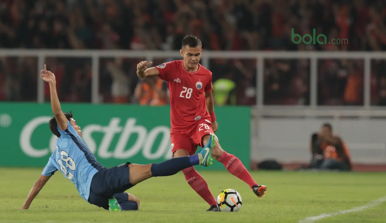 Selain memberikan assist, Rezaldi Hehanussa kerap membuat sisi kanan JDT kerepotan pada laga Piala AFC 2018 di Stadion Utama Gelora Bung Karno, Jakarta, Selasa (10/4/2018). Persija Jakarta menang 4-0.  (Bola.com/Nick Hanoatubun)
