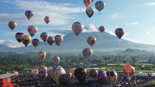 Meriahnya Festival Balon Udara di Wonosobo