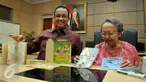 Mendikbud Anies Baswedan dan Kartini Subekti menunjukkan buku peninggalan pencipta boneka Unyil, Pak Raden, di Jakarta, Rabu (23/3). Pihak keluarga ingin meminta bantuan Kemendikbud untuk mengelola aset peninggalan Pak Raden. (Liputan6.com/JohanTallo)