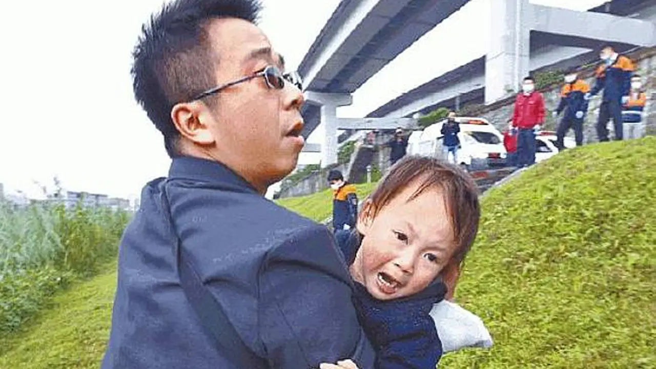 Seorang pria menyelamat anak kecil dari pesawat TransAsia GE235. (News.com.au)