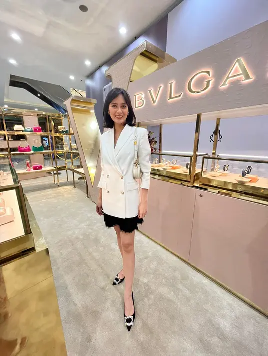 Model papan atas Indonesia Renata Kusmanto, tampil bergaya lady like. Blazer putih yang dipadankan dengan mini skirt hitam cocok untuk dikenakan di acara sore hari seperti Bulgari Pop Up Store Grand Opening Party ini.  [ Foto: Adinda Tri Wardhani - Fimela.com ]