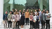Wakil Presiden (Wapres) Gibran Rakabuming Raka berbareng organisasi anak muda pecinta Artificial Intelligence (AI) melangsungkan audiensi di Kantor Wapres, Jl. Medan Merdeka Utara, Jakarta, Jumat (28/2/2025). (Biro Pers, Media, dan Informasi Sekretariat Wakil Presiden).