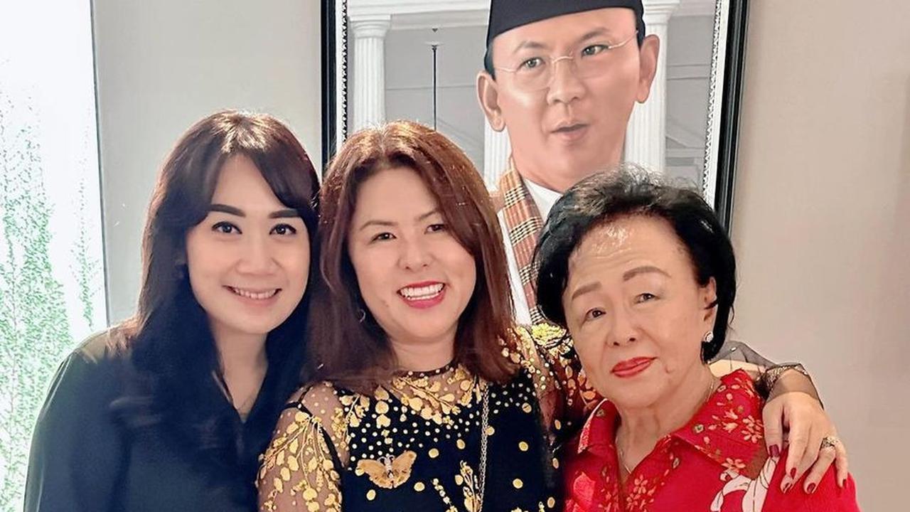 Puput juga mengunggah postingan lain, ia memuji ibu mertuanya sebagai wanita yang menginspirasi, cantik, sehat, dan awet muda meskipun usianya sudah tidak lagi muda.<br>