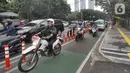 Pengendara kendaraan bermotor berjalan melewati  jalur khusus sepeda yang berada di Jalan Pejompongan Raya, Jakarta Pusat,Selasa (15/11/2022). Kepala Dinas Perhubungan Jakarta Syafrin Liputo memastikan tidak ada pembangunan jalur sepeda di 2023 dan akan mengevaluasi efektivitas pemanfaatan jalur sepeda eksisting di ibukota Jakarta. (merdeka.com/Arie Basuki)