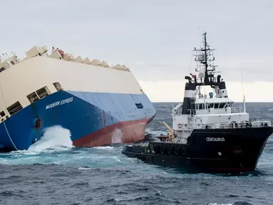 Sebuah kapal kargo bernama Modern Express oleng dan terombang-ambing di Samudera Atlantik, pesisir Prancis, 29 Januari 2016. Akibatnya, segenap kru yang terdiri dari 22 orang diangkut menggunakan helikopter. (REUTERS/Loic Bernardin/Marine Nationale)