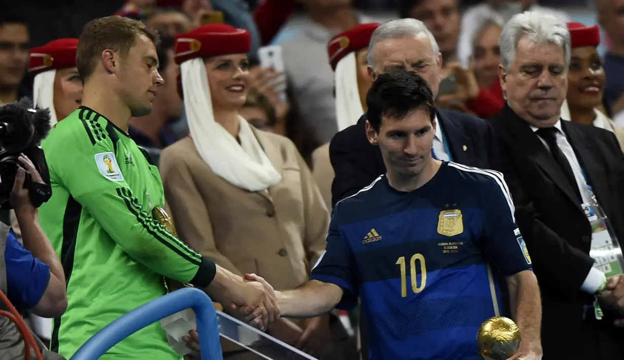 Striker tim nasional Argentina itu tampak tak bersemangat saat mendapat ucapan selamat dari penjaga gawang Jerman, Manuel Neuer (kiri), Brasil, Senin (14/7/14). (REUTERS/Dylan Martinez)