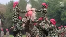 Prajurit Marinir memeragakan beladiri militer saat upacara HUT Korps Marinir ke-72 di Kesatrian Marinir Hartono, Cilandak, Jakarta, Rabu (15/11). HUT Marinir ke-72 bertema Marinir Prajurit Pejuang dan Profesional. (Liputan6.com/Helmi Fithriansyah)