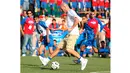  Zinedine Zidane bermain bola bersama anak-anak di Kairo, Mesir, (02/11/2007). Zidane hadir di Mesir untuk membantu kampanye sepak bola untuk anak cacat dan tunawisma.  (EPA/Khaled Elfiqi)