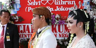 Gibran dan Selvi berjalan beriringan usai akad nikah. (Galih W. Satria/Bintang.com)